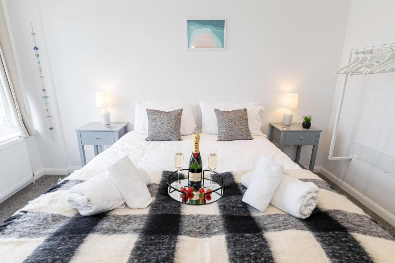 Apartment Ocean Breeze - 1 Minute From The - 10 Minute From Bic - Fast Wi-fi - Smart Tv *